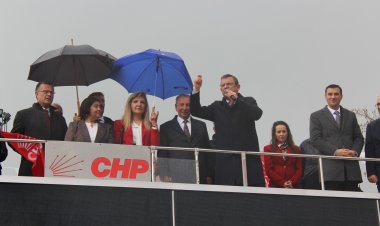 CHP Genel Başkanı Özgür Özel, Manisa'nın Salihli ilçesindeki halk buluşmasına Yağmura rağmen büyük katılım.