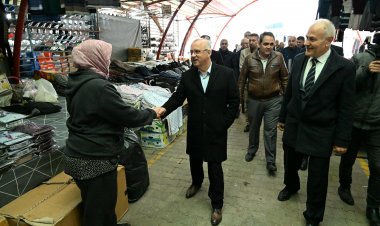 Cumhur İttifakı Salihli Belediye Başkan Adayı Zeki Kayda, Pazar Pazaryerinde esnafları ziyaret etti